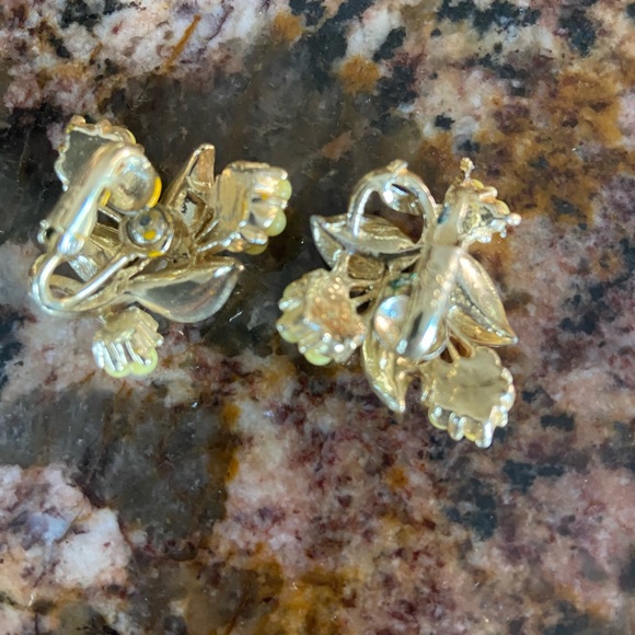 Vintage Floral Jewelry Set in Yellow and Gold tones - Picture 4 of 6
